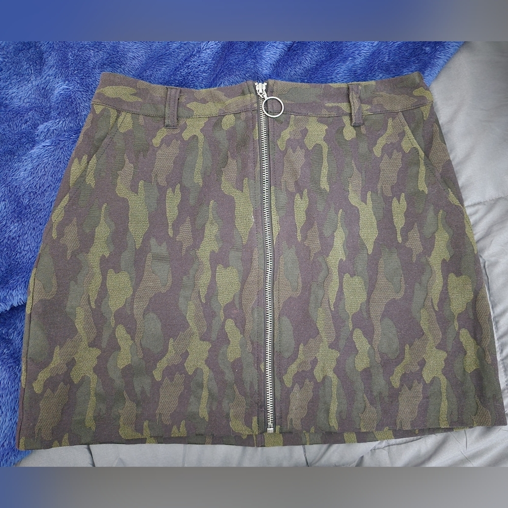Camo Skirt with Zipper (Size 29)